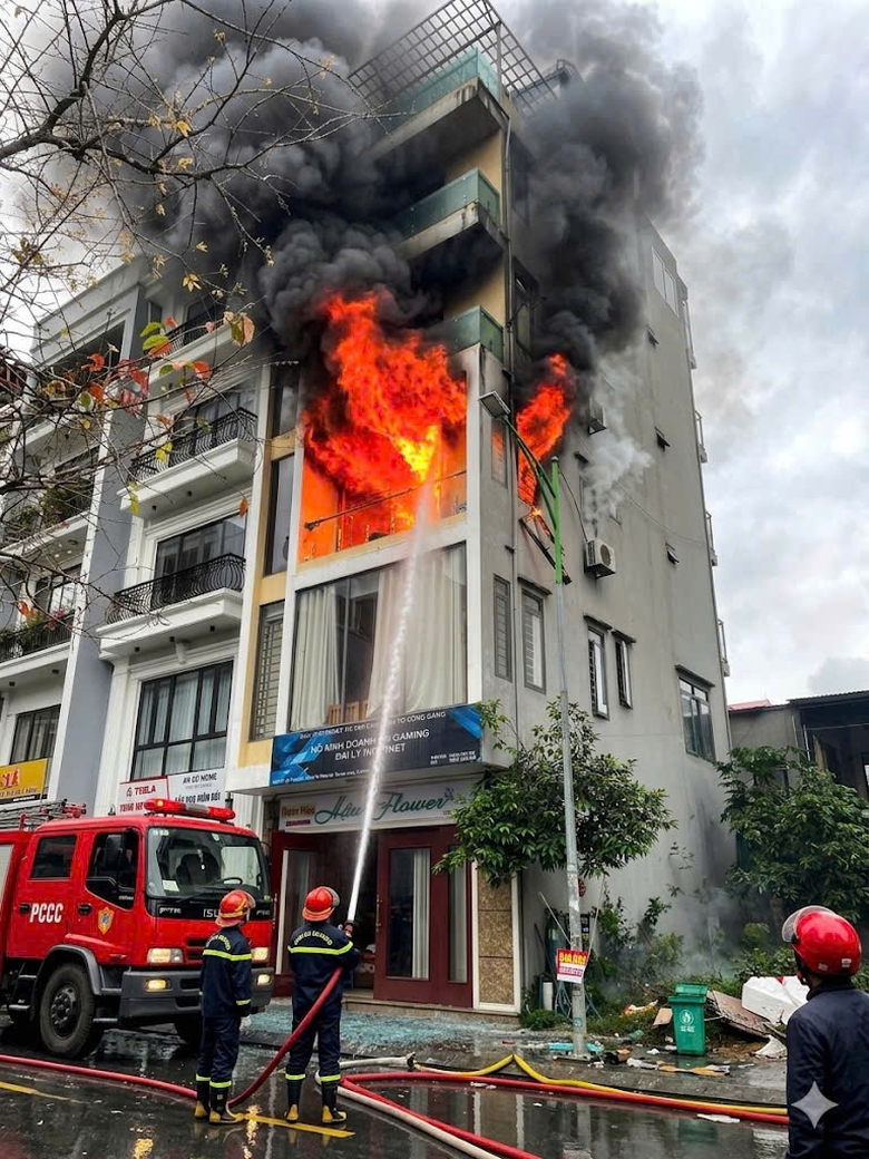 Ch&aacute;y nh&agrave; 4 tầng ở Quảng Ninh, kh&oacute;i đen bốc ng&ugrave;n ngụt- Ảnh 1.