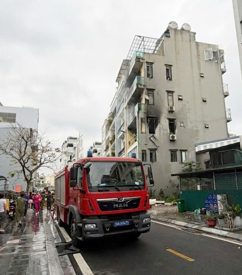 Ch&aacute;y nh&agrave; 4 tầng ở Quảng Ninh, kh&oacute;i đen bốc ng&ugrave;n ngụt- Ảnh 2.