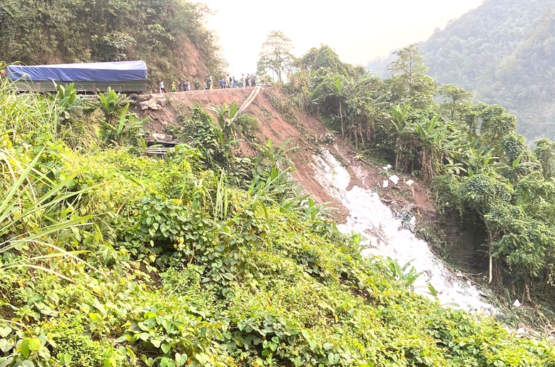 Ô tô đầu kéo rơi xuống vực sau va chạm ở Quảng Trị- Ảnh 1. Ô tô đầu kéo rơi xuống vực sau va chạm ở Quảng Trị- Ảnh 1.
