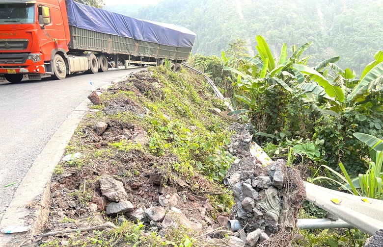 Ô tô đầu kéo rơi xuống vực sau va chạm ở Quảng Trị- Ảnh 2. Ô tô đầu kéo rơi xuống vực sau va chạm ở Quảng Trị- Ảnh 2.