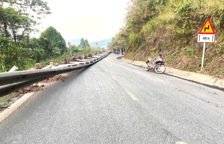 Ô tô đầu kéo rơi xuống vực sau va chạm ở Quảng Trị- Ảnh 4. Ô tô đầu kéo rơi xuống vực sau va chạm ở Quảng Trị- Ảnh 4.