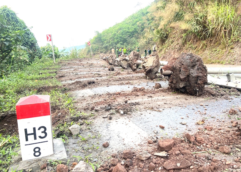Ô tô đầu kéo rơi xuống vực sau va chạm ở Quảng Trị- Ảnh 3. Ô tô đầu kéo rơi xuống vực sau va chạm ở Quảng Trị- Ảnh 3.