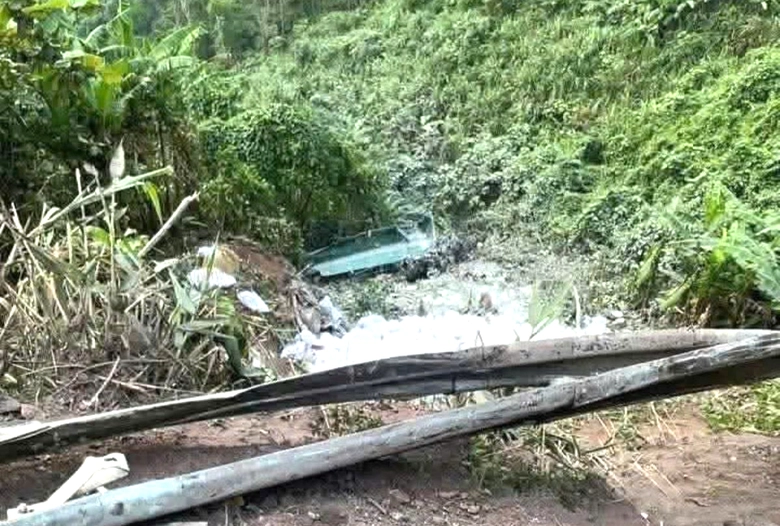 Ô tô đầu kéo rơi xuống vực sau va chạm ở Quảng Trị- Ảnh 5. Ô tô đầu kéo rơi xuống vực sau va chạm ở Quảng Trị- Ảnh 5.