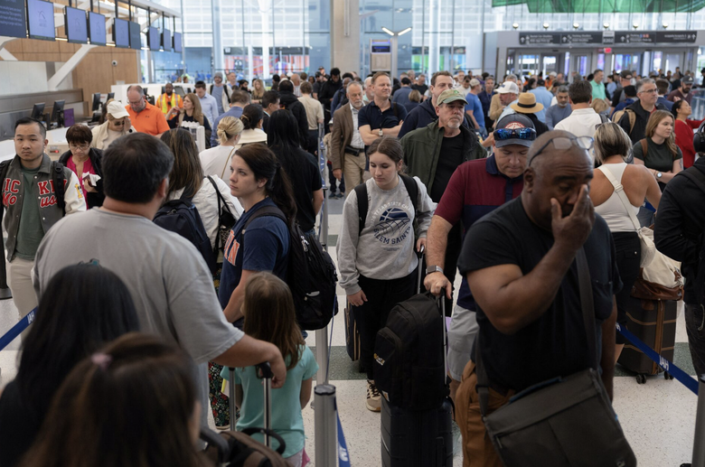 Ông Trump yêu cầu lập tức trả lương cho nhân viên an ninh vận tải- Ảnh 2. Ông Trump yêu cầu lập tức trả lương cho nhân viên an ninh vận tải- Ảnh 2.