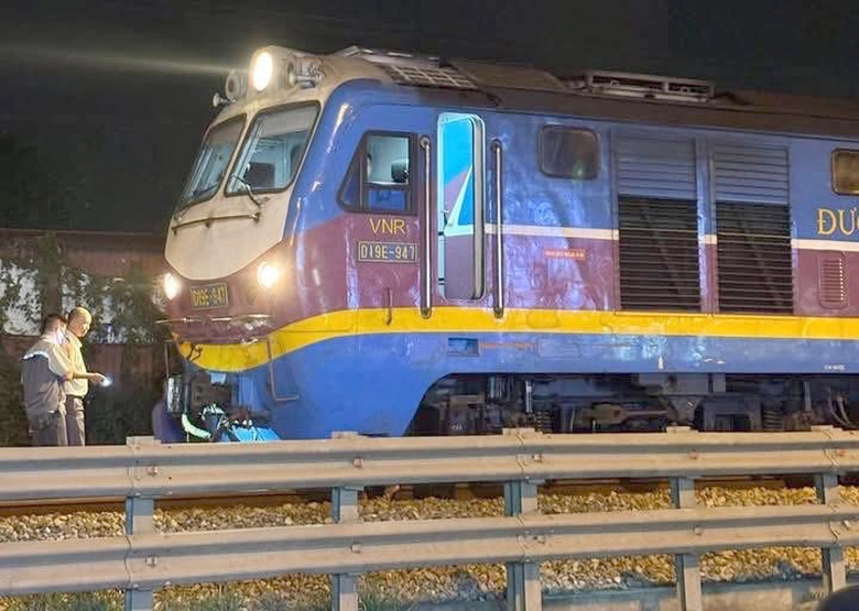 Hà Nội: Danh tính hai cô gái đi xe máy tử vong do va chạm với tàu hỏa ở Thượng Phúc- Ảnh 1. Hà Nội: Danh tính hai cô gái đi xe máy tử vong do va chạm với tàu hỏa ở Thượng Phúc- Ảnh 1.