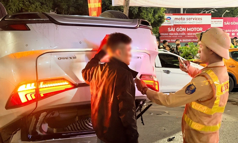 H&agrave; Nội: Tạm giữ h&igrave;nh sự t&agrave;i xế Lexus t&ocirc;ng li&ecirc;n ho&agrave;n 5 &ocirc; t&ocirc; tr&ecirc;n phố Trung K&iacute;nh- Ảnh 1.