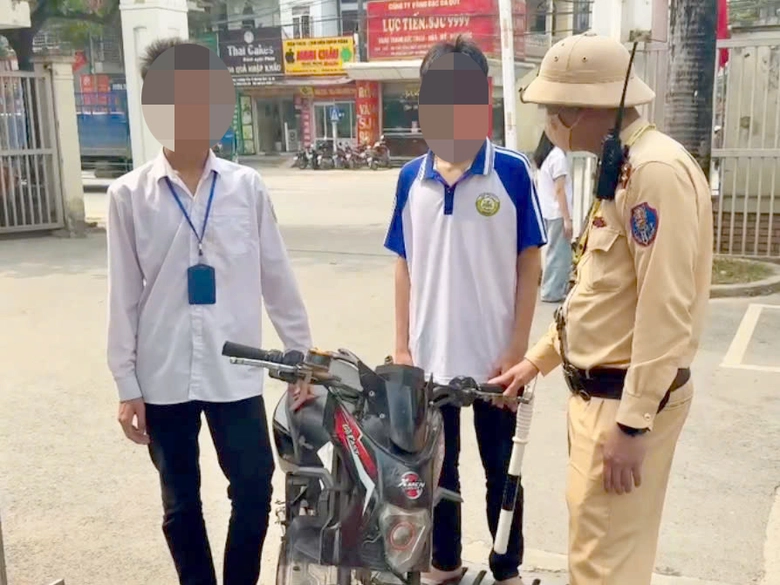 H&agrave; Nội: CSGT li&ecirc;n tục xử phạt, v&igrave; sao nhiều phụ huynh vẫn v&ocirc; tư vi phạm giao th&ocirc;ng?- Ảnh 3.