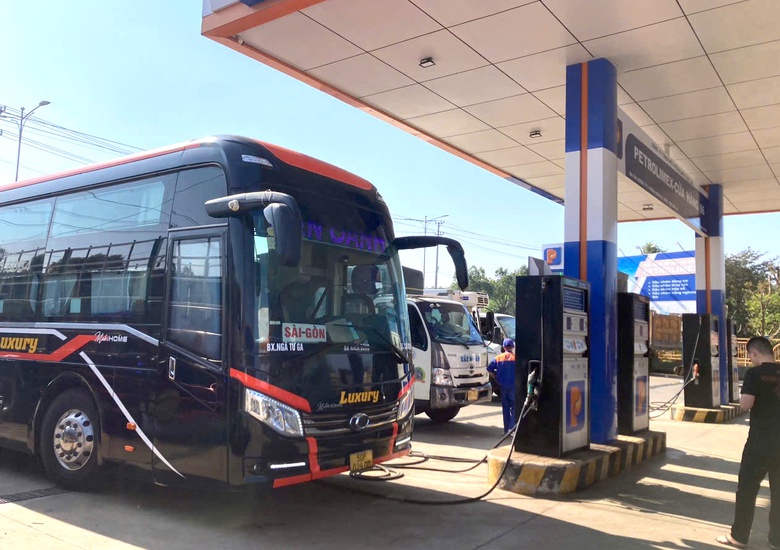 Ứng phó biến động xăng dầu: Người dân, doanh nghiệp xoay xở giữ nhịp sản xuất- Ảnh 1. Ứng phó biến động xăng dầu: Người dân, doanh nghiệp xoay xở giữ nhịp sản xuất- Ảnh 1.