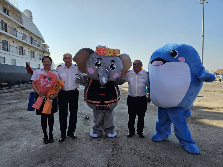 Du thuyền quốc tế đưa gần 180 du khách châu Âu "check in" Quy Nhơn- Ảnh 3. Du thuyền quốc tế đưa gần 180 du khách châu Âu "check in" Quy Nhơn- Ảnh 3.