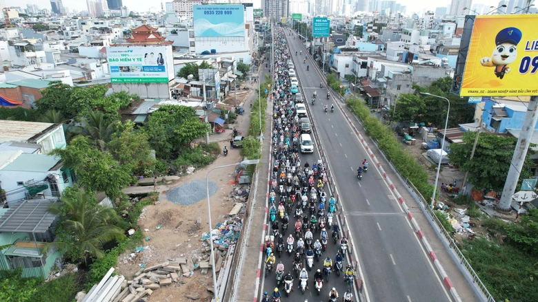 Va chạm tr&ecirc;n cầu K&ecirc;nh Tẻ, tấm th&eacute;p hơn 10 tấn rơi xuống đường, một t&agrave;i xế tử vong- Ảnh 6.