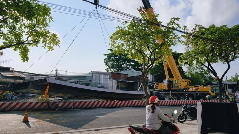 Va chạm tr&ecirc;n cầu K&ecirc;nh Tẻ, tấm th&eacute;p hơn 10 tấn rơi xuống đường, một t&agrave;i xế tử vong- Ảnh 5.