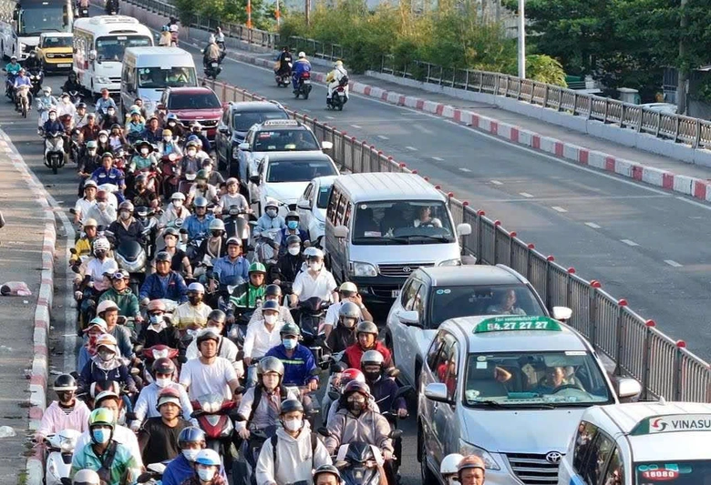 Va chạm tr&ecirc;n cầu K&ecirc;nh Tẻ, tấm th&eacute;p hơn 10 tấn rơi xuống đường, một t&agrave;i xế tử vong- Ảnh 3.