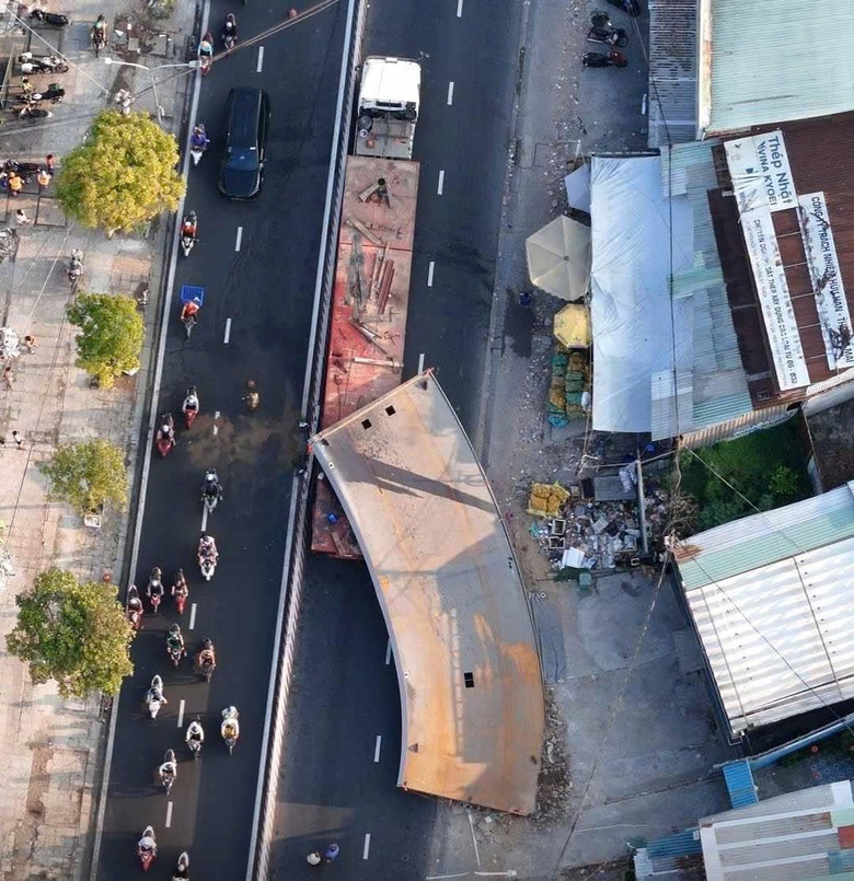 Va chạm tr&ecirc;n cầu K&ecirc;nh Tẻ, tấm th&eacute;p hơn 10 tấn rơi xuống đường, một t&agrave;i xế tử vong- Ảnh 2.