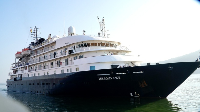 Du thuyền quốc tế đưa gần 180 du khách châu Âu "check in" Quy Nhơn- Ảnh 2. Du thuyền quốc tế đưa gần 180 du khách châu Âu "check in" Quy Nhơn- Ảnh 2.