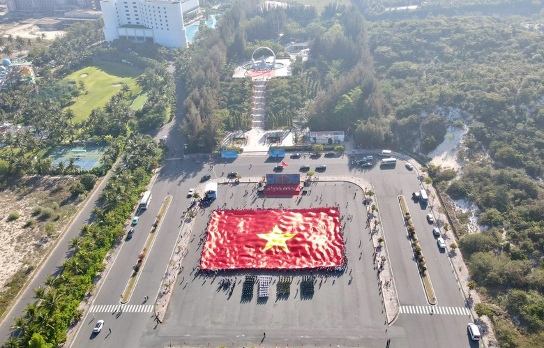 “Vạn dặm Trường Sa - Trong tim Tổ quốc”: Lễ thượng cờ tại Khu tưởng niệm Gạc Ma- Ảnh 2. “Vạn dặm Trường Sa - Trong tim Tổ quốc”: Lễ thượng cờ tại Khu tưởng niệm Gạc Ma- Ảnh 2.