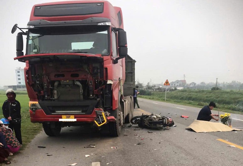 H&agrave; Tĩnh: Xe đầu k&eacute;o va chạm xe m&aacute;y tr&ecirc;n QL15B, một người tử vong- Ảnh 1.