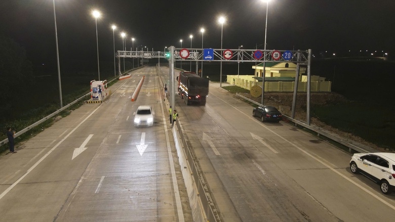 Sau một tháng thu phí cao tốc, tai nạn giảm sâu, quốc lộ 1 “hồi sinh” lưu lượng- Ảnh 2. Sau một tháng thu phí cao tốc, tai nạn giảm sâu, quốc lộ 1 “hồi sinh” lưu lượng- Ảnh 2.