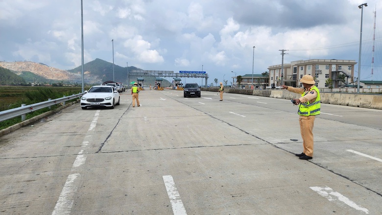 Sau một tháng thu phí cao tốc, tai nạn giảm sâu, quốc lộ 1 “hồi sinh” lưu lượng- Ảnh 4. Sau một tháng thu phí cao tốc, tai nạn giảm sâu, quốc lộ 1 “hồi sinh” lưu lượng- Ảnh 4.