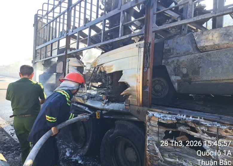 Xe tải bốc cháy trên cao tốc Cam Lâm - Vĩnh Hảo, giao thông ùn ứ- Ảnh 2. Xe tải bốc cháy trên cao tốc Cam Lâm - Vĩnh Hảo, giao thông ùn ứ- Ảnh 2.