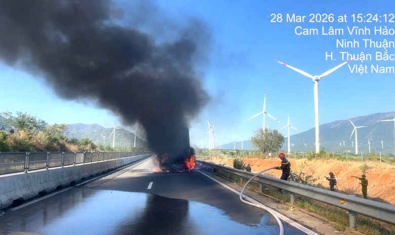 Xe tải bốc cháy trên cao tốc Cam Lâm - Vĩnh Hảo, giao thông ùn ứ- Ảnh 1. Xe tải bốc cháy trên cao tốc Cam Lâm - Vĩnh Hảo, giao thông ùn ứ- Ảnh 1.