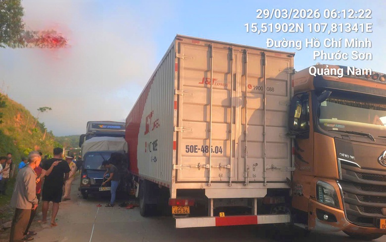 Đường Hồ Ch&iacute; Minh qua Đ&agrave; Nẵng th&ocirc;ng xe sau 6 tiếng &aacute;ch tắc v&igrave; tai nạn li&ecirc;n ho&agrave;n- Ảnh 1.
