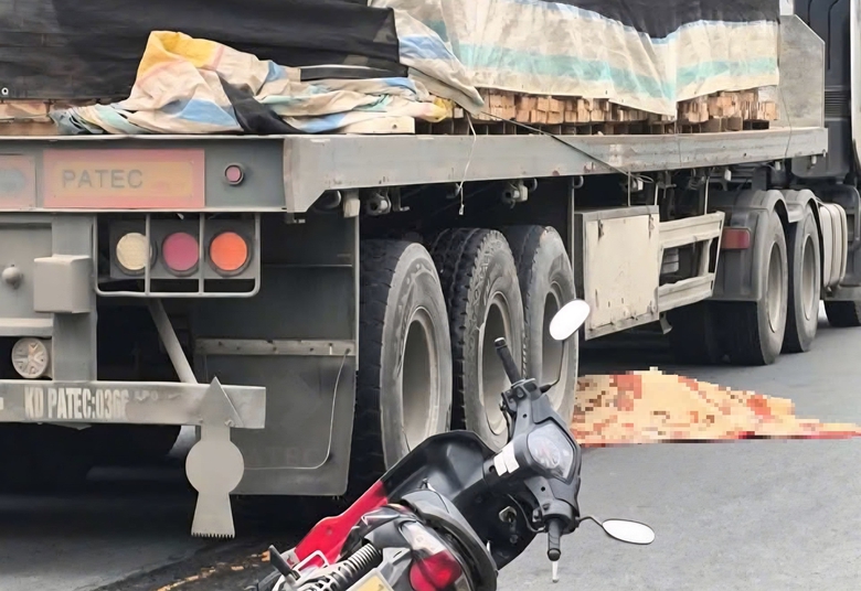 Ninh B&igrave;nh: Va chạm với xe tải, người phụ nữ tử vong tại chỗ- Ảnh 1.