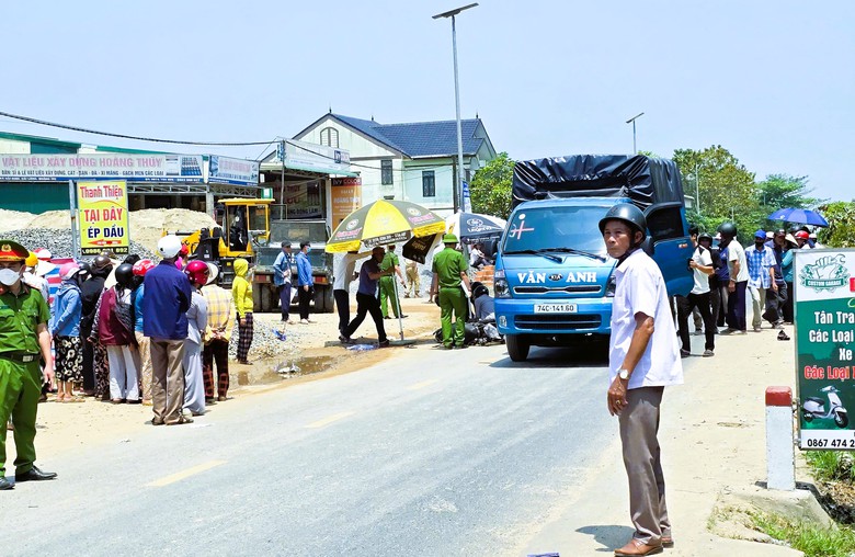 Quảng Trị: Va chạm với ô tô, một thiếu niên đi xe máy điện tử vong- Ảnh 1. Quảng Trị: Va chạm với ô tô, một thiếu niên đi xe máy điện tử vong- Ảnh 1.