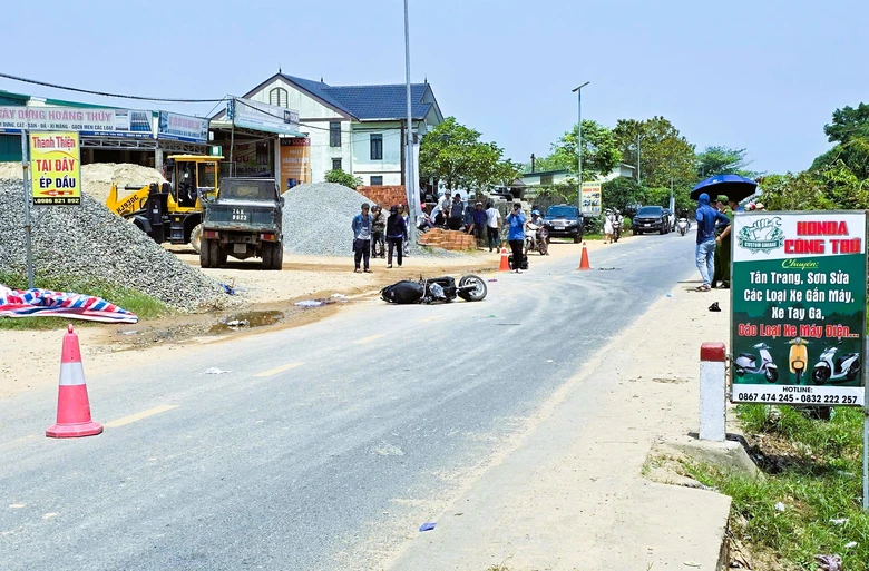 Quảng Trị: Va chạm với ô tô, một thiếu niên đi xe máy điện tử vong- Ảnh 2. Quảng Trị: Va chạm với ô tô, một thiếu niên đi xe máy điện tử vong- Ảnh 2.