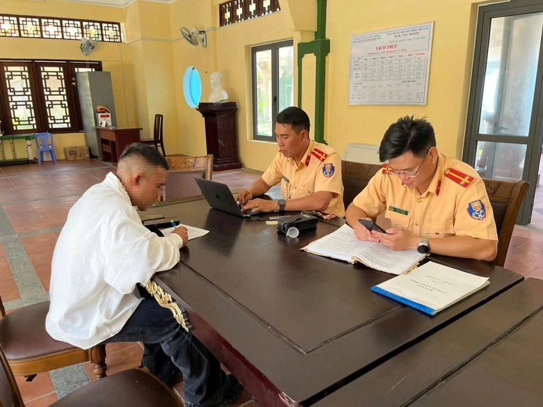 Phóng mô tô nước trên bãi tắm Nha Trang quay clip, một hot TikToker bị xử phạt- Ảnh 2. Phóng mô tô nước trên bãi tắm Nha Trang quay clip, một hot TikToker bị xử phạt- Ảnh 2.