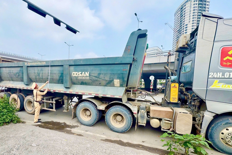CSGT phạt tài xế xe đầu kéo làm bẩn đường vành đai phải nộp phạt, dọn sạch bùn đất- Ảnh 1. CSGT phạt tài xế xe đầu kéo làm bẩn đường vành đai phải nộp phạt, dọn sạch bùn đất- Ảnh 1.