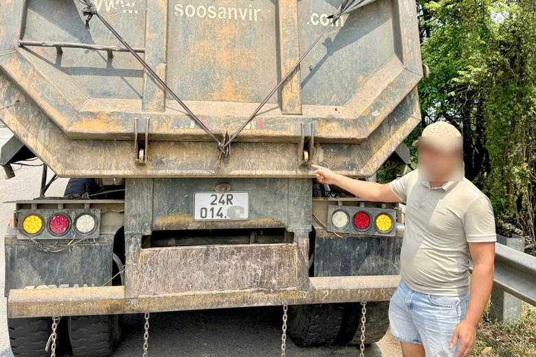 CSGT phạt tài xế xe đầu kéo làm bẩn đường vành đai phải nộp phạt, dọn sạch bùn đất- Ảnh 2. CSGT phạt tài xế xe đầu kéo làm bẩn đường vành đai phải nộp phạt, dọn sạch bùn đất- Ảnh 2.