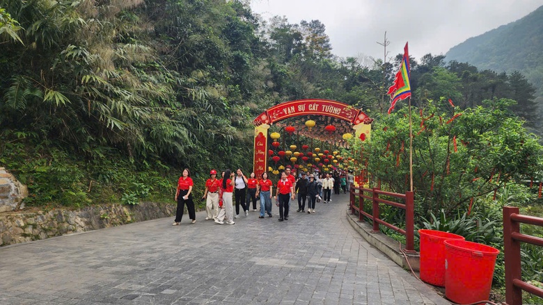 Cáp treo Tây Thiên triển khai nhiều ưu đãi, sẵn sàng phục vụ lễ hội Tây Thiên 2026- Ảnh 3. Cáp treo Tây Thiên triển khai nhiều ưu đãi, sẵn sàng phục vụ lễ hội Tây Thiên 2026- Ảnh 3.