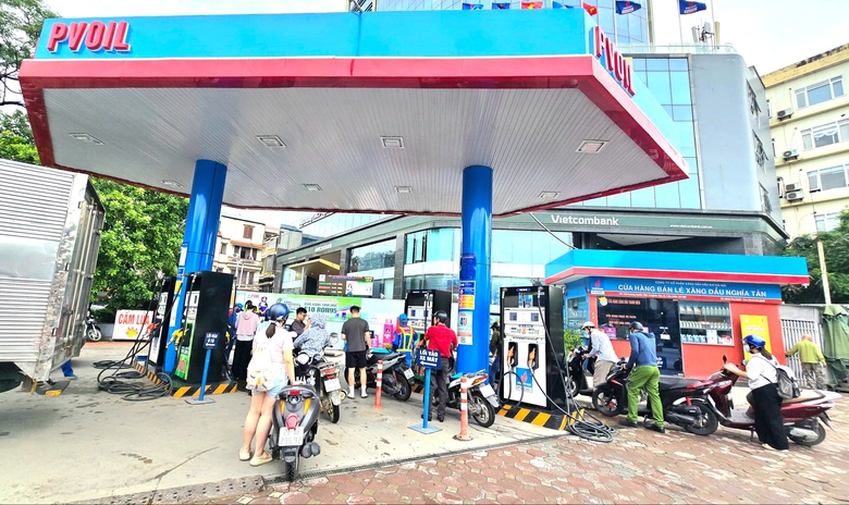 Chiến sự Trung Đ&ocirc;ng leo thang, Việt Nam tăng cường kiểm so&aacute;t thị trường xăng dầu- Ảnh 1.