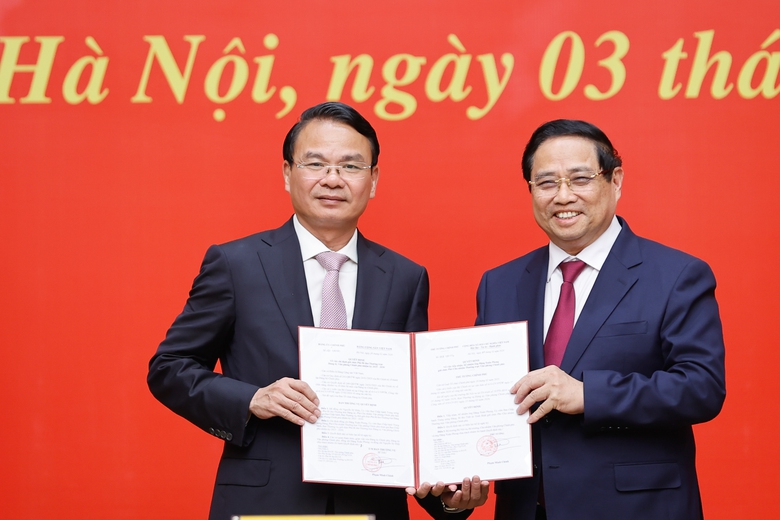 Trao quyết định Ph&oacute; B&iacute; thư Đảng ủy Ch&iacute;nh phủ v&agrave; bổ nhiệm l&atilde;nh đạo 4 bộ, cơ quan ngang Bộ- Ảnh 2.