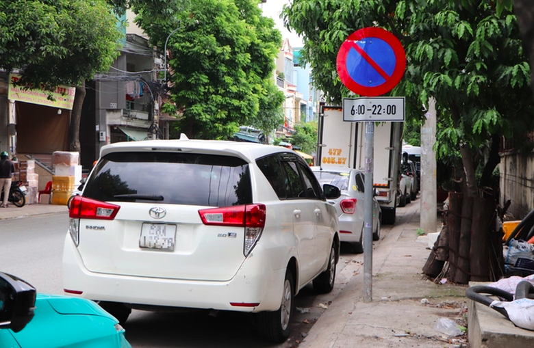 Hơn 300 &ocirc; t&ocirc; dừng đỗ sai quy định tại TP.HCM bị phạt nguội trong th&aacute;ng 2- Ảnh 1.