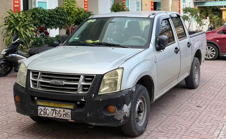 H&agrave; Nội: Tạm giữ h&igrave;nh sự t&agrave;i xế &ocirc; t&ocirc; b&aacute;n tải ch&egrave;n ng&atilde; người đi xe m&aacute;y chở trẻ em- Ảnh 2.