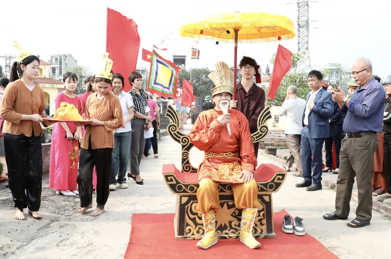 Độc đ&aacute;o lễ hội t&aacute;i hiện Vua H&ugrave;ng dạy d&acirc;n cấy l&uacute;a ở Ph&uacute; Thọ- Ảnh 6.