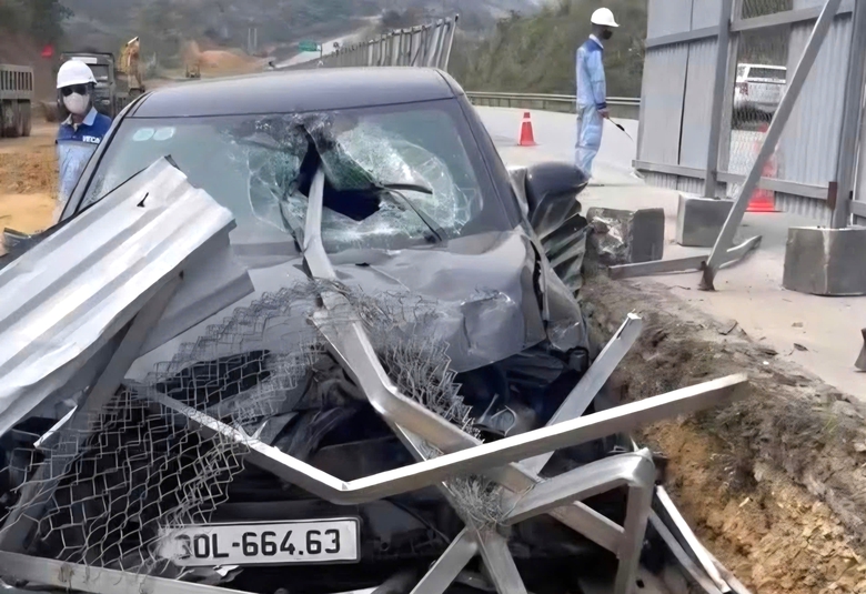 Li&ecirc;n tiếp hai vụ tai nạn tr&ecirc;n cao tốc Nội B&agrave;i - L&agrave;o Cai, một t&agrave;i xế tử vong- Ảnh 2.