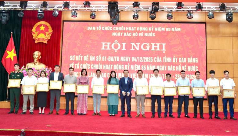 B&aacute;o X&acirc;y dựng c&ugrave;ng ph&oacute;ng vi&ecirc;n nhận bằng khen của UBND tỉnh Cao Bằng- Ảnh 2.