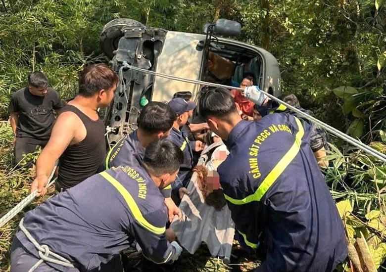 Lực lượng chức năng v&agrave; người d&acirc;n t&igrave;m c&aacute;ch đưa c&aacute;c nạn nh&acirc;n l&ecirc;n khỏi vực.