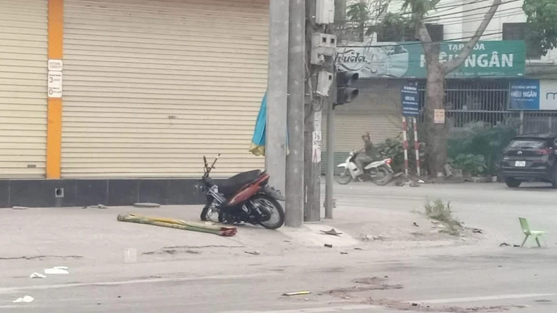 Xe m&aacute;y vượt đ&egrave;n đỏ t&ocirc;ng tr&uacute;ng &ocirc; t&ocirc;, một người tử vong- Ảnh 2.