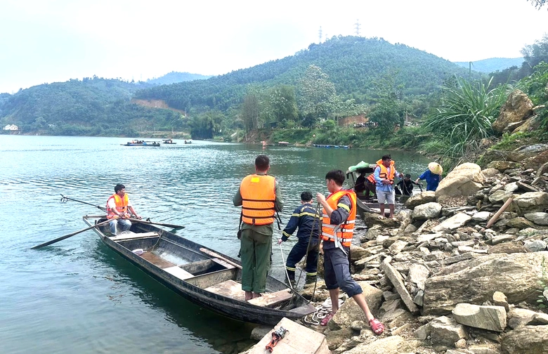Tuy&ecirc;n Quang: T&igrave;m thấy hai vợ chồng mất t&iacute;ch do lật thuyền tr&ecirc;n hồ thủy điện Chi&ecirc;m H&oacute;a- Ảnh 2.