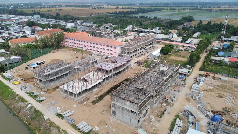 An Giang: Nh&agrave; thầu vượt "b&atilde;o gi&aacute;", đẩy nhanh tiến độ Trường nội tr&uacute; Vĩnh Gia- Ảnh 2.