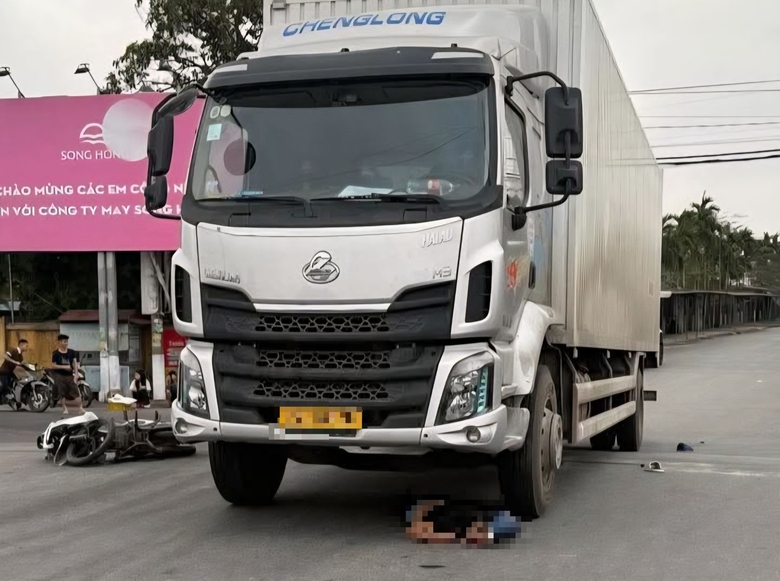 Xe máy va chạm với ô tô tải ở Ninh Bình, người đàn ông tử vong tại chỗ- Ảnh 1. Xe máy va chạm với ô tô tải ở Ninh Bình, người đàn ông tử vong tại chỗ- Ảnh 1.