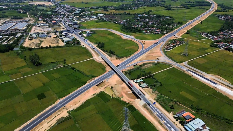 Cảnh b&aacute;o hai nh&agrave; thầu chậm thi c&ocirc;ng cao tốc Quy Nhơn - Ch&iacute; Thạnh- Ảnh 1.