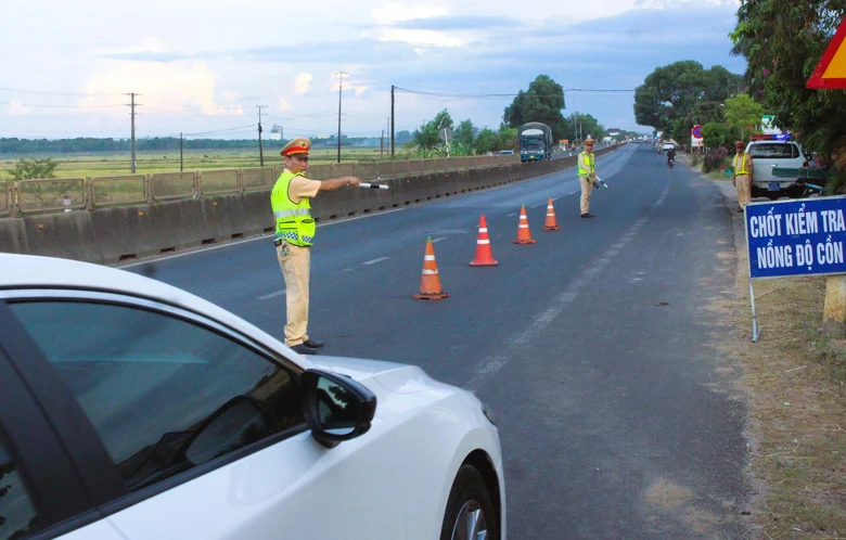 Quảng Trị: H&agrave;ng ngh&igrave;n phương tiện d&iacute;nh phạt nguội, gần 1.500 t&agrave;i xế vi phạm nồng độ cồn- Ảnh 2.