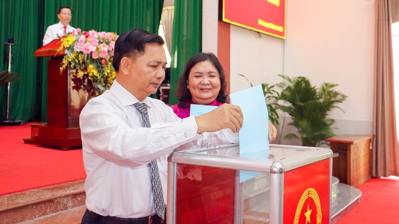 &Ocirc;ng Trần Tr&iacute; Quang t&aacute;i đắc cử Chủ tịch UBND tỉnh Vĩnh Long- Ảnh 2.