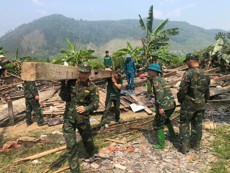 L&agrave;o Cai: Huy động h&agrave;ng trăm c&aacute;n bộ, chiến sĩ gi&uacute;p d&acirc;n dựng lại nh&agrave; sau d&ocirc;ng lốc- Ảnh 4.