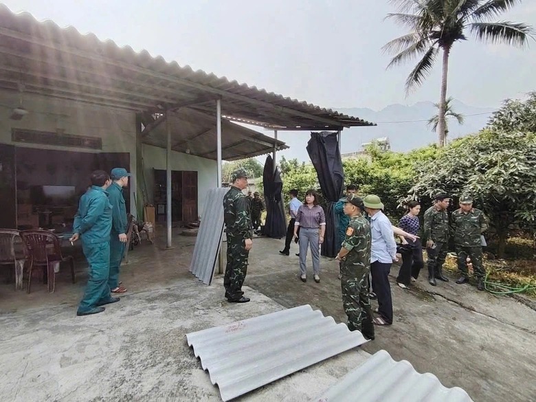 L&agrave;o Cai: Huy động h&agrave;ng trăm c&aacute;n bộ, chiến sĩ gi&uacute;p d&acirc;n dựng lại nh&agrave; sau d&ocirc;ng lốc- Ảnh 7.