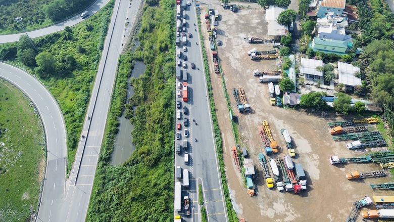 TP.HCM: Xử lý dứt điểm loạt bãi xe tự phát dọc đường Võ Chí Công- Ảnh 1. TP.HCM: Xử lý dứt điểm loạt bãi xe tự phát dọc đường Võ Chí Công- Ảnh 1.